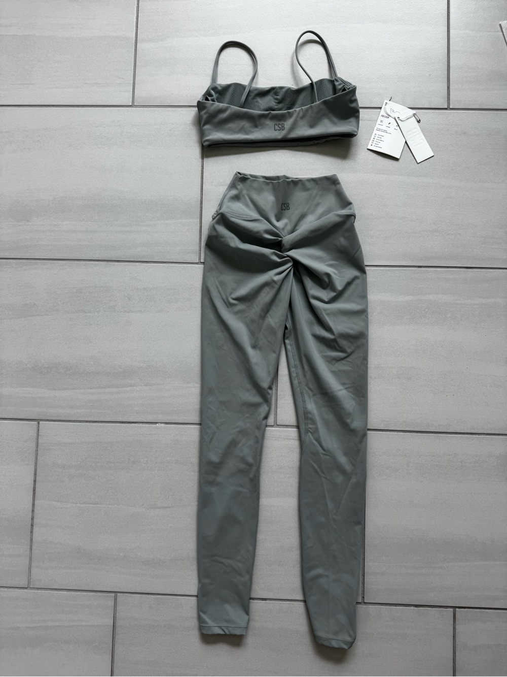 Like New CSB Isabelle Mathers Set!! Freedom Scrunch Legging & Staple Crop Bra, S - Picture 5 of 11